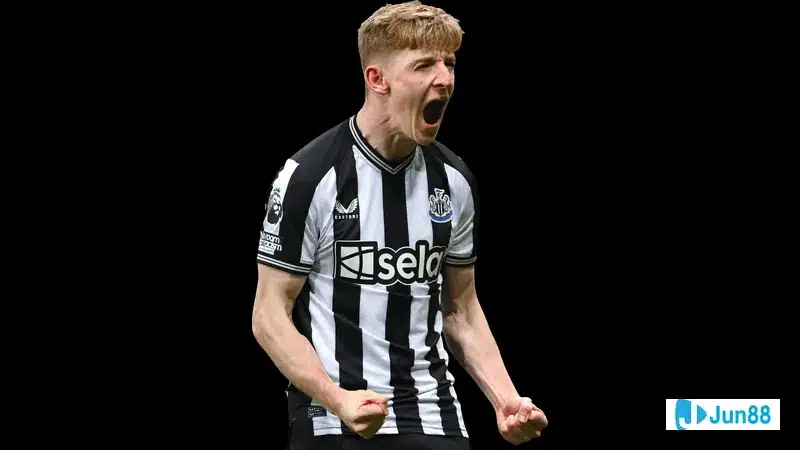 Anthony Gordon trong trang phục Newcastle United, nổi bật trên sân