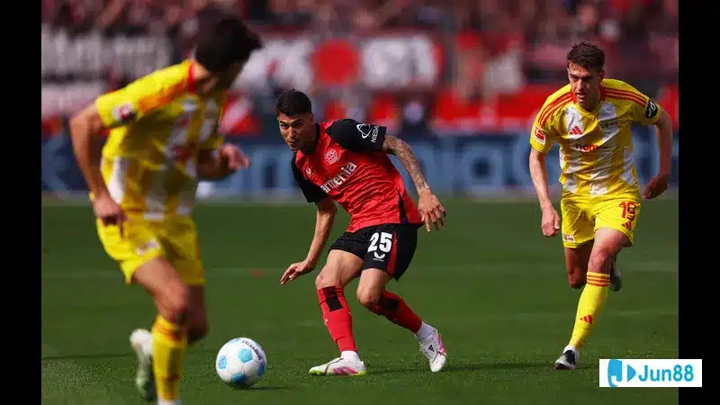 Cầu thủ Bayer Leverkusen chiến đấu quyết liệt để giành bóng từ cầu thủ Union Berlin
