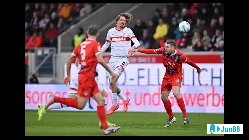 Hậu vệ Stuttgart cản phá cú sút của tiền đạo Heidenheim trong trận đấu